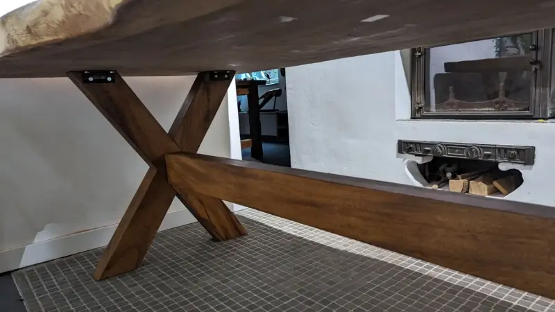 Artikelbild 5 des Artikels “Massivholztisch Suar mit Holzbeinen Modell X, 251cm Länge, 108cm max. Breite, 82cm Höhe. Tischplatte hat eine Stärke von 7,5cm “
